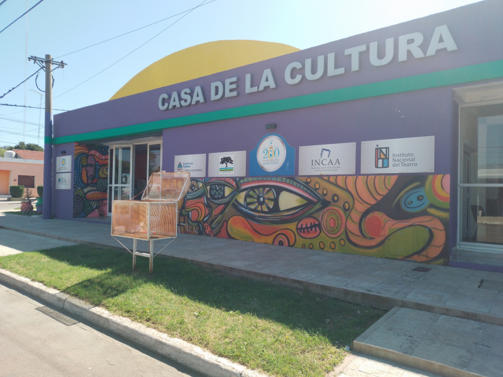 Casa_de_la_Cultura_Caleufú.jpg
