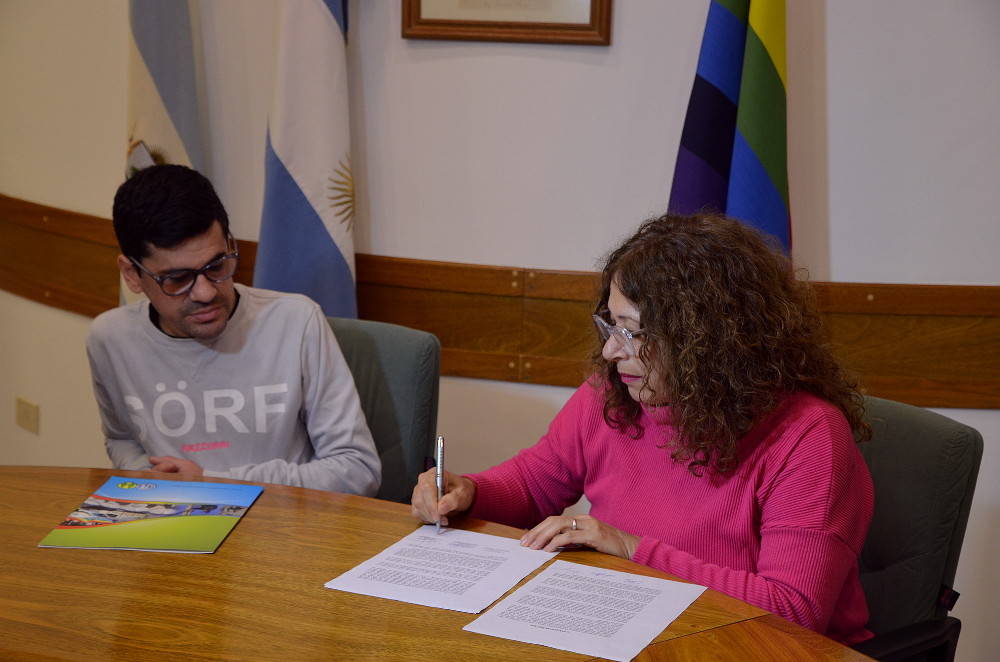 Firma_convenio_Voces_Lupardo_2.jpg
